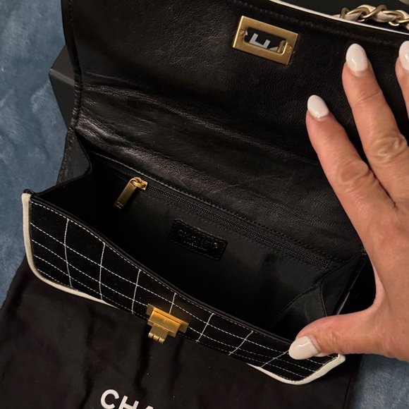 CHANEL Black and White Quilted Shoulder Bag with Gold Chain - Picture 8 of 15